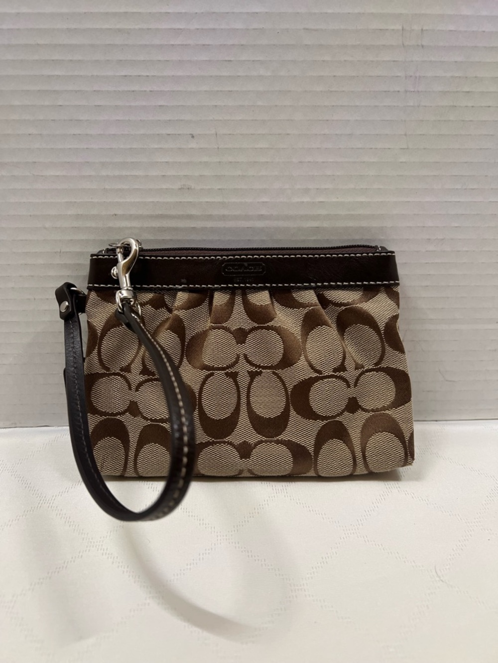 🔥🔥🔥 Coach F43434 Signature Pleated Wristlet - Khaki/Mahogany